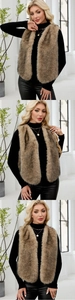 Détail de luxe d'un gilet en fausse fourrure beige avec texture longue et col en V