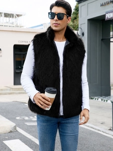 Gros plan détaillé montrant la texture dense de la fourrure synthétique noire pour homme