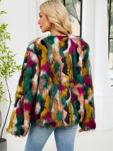 Texture détaillée de la veste en fausse fourrure multicolore au design artistique camouflage