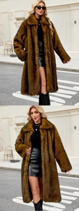 Détail montrant la texture moelleuse en fausse fourrure brune et les rayures du manteau long