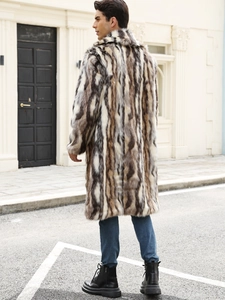 Détail de la texture d'un manteau long en fausse fourrure à rayures marron et beige