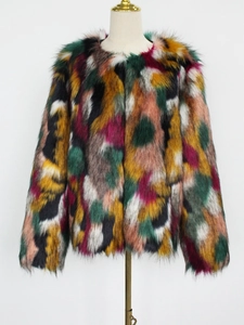 Détail d'une veste en fausse fourrure multicolore aux couleurs vives et col rond doux