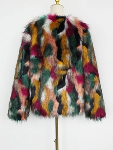 Gros plan d'un manteau en fausse fourrure épaisse multicolore au design patchwork vif