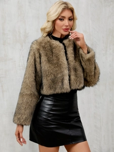 Gros plan sur la texture de la veste courte en fausse fourrure marron de luxe