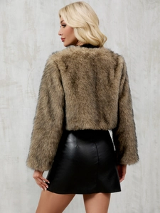 Vue arrière d'une veste courte en fausse fourrure marron et noire avec jupe en cuir