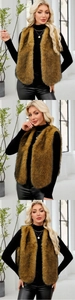 Vue en trois volets d'un gilet en fausse fourrure marron avec texture pelucheuse douce