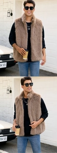 Texture détaillée d'un gilet en fausse fourrure marron porté par un mannequin homme