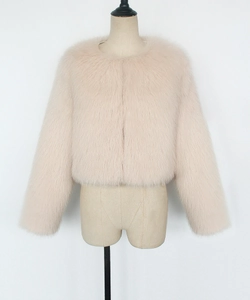 Gros plan sur la texture en fausse fourrure douce de cette veste courte rose