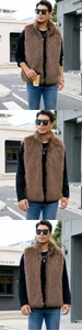 Gros plan du gilet en fausse fourrure marron foncé pour hommes à texture brillante