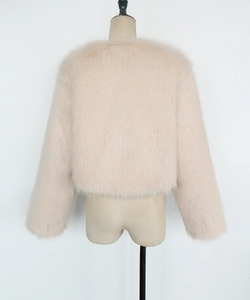 Vue arrière détaillée d'une veste en fausse fourrure beige clair à texture douce