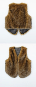 Vues avant et arrière du gilet en fausse fourrure avec doublure en satin noir lisse