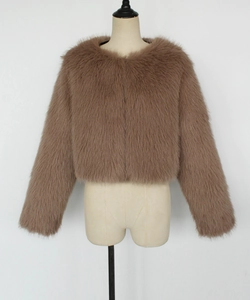 Détail de la texture en fausse fourrure marron d'un boléro court sans col pour femme