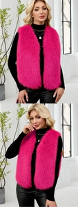Texture détaillée d'un gilet en fausse fourrure rose vif avec design sans manches doux