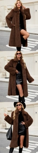 Détail du manteau long en fausse fourrure marron avec revers larges et texture pelucheuse