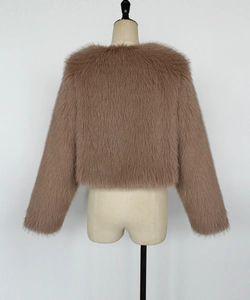 Vue arrière d'une veste courte en fausse fourrure marron clair au design court et doux