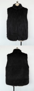 Détail avant et arrière d'un gilet en fausse fourrure noire avec un col montant épais