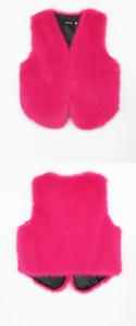 Détail macro de la texture en fausse fourrure pelucheuse et de la doublure noire du gilet rose