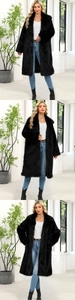 Détail d'un manteau long en fausse fourrure noire pour femme avec une texture lisse et brillante