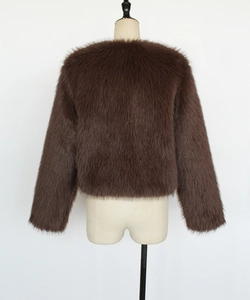 Vue arrière d'une veste en fausse fourrure marron foncé avec une texture pelucheuse