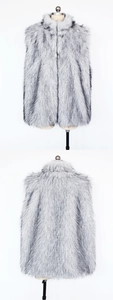 Détails avant et arrière d'un gilet en fausse fourrure avec poils longs et col montant chic