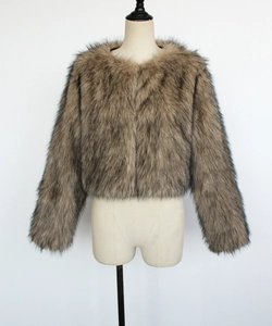 Détail de face d'une veste courte pour femme en fausse fourrure marron avec col rond