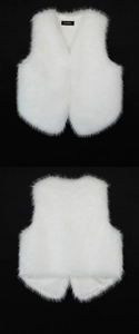 Détail de la texture en fausse fourrure blanche et de la doublure lisse du gilet col V