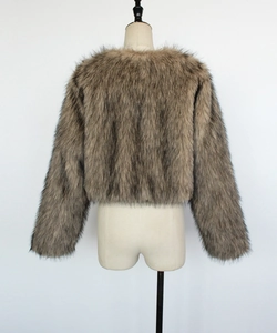 Vue arrière d'une veste en fausse fourrure marron avec texture épaisse et coupe courte