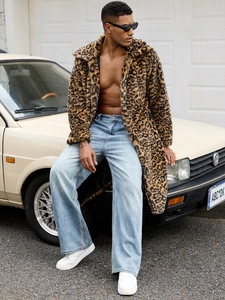Détail de la texture du manteau léopard en fausse fourrure pour homme près d'une voiture