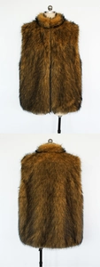 Détails du gilet en fausse fourrure marron doré avec col montant et texture riche
