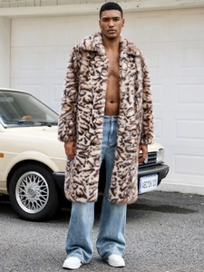 Détail d'un manteau en fausse fourrure léopard pour homme avec grand col et texture épaisse
