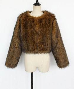 Gros plan d'un manteau court en fausse fourrure marron avec une texture épaisse et douce