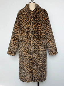 Détail de la texture léopard en fausse fourrure sur un manteau long pour homme avec col