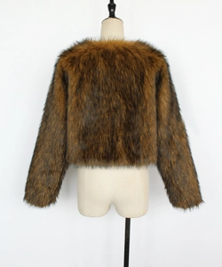 Détail d'une veste courte en fausse fourrure marron avec texture épaisse et col rond