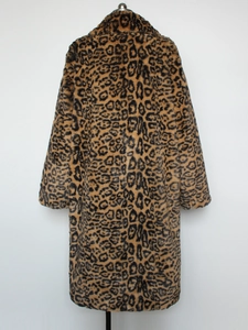 Vue arrière du manteau long en fausse fourrure avec imprimé léopard et larges revers d'hiver