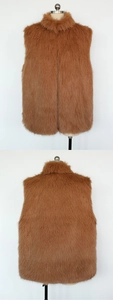 Vue avant et arrière d'un gilet en fausse fourrure marron pour homme avec col montant chaud