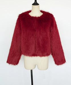 Détail rapproché de la texture en fausse fourrure rouge d'une veste courte à col rond