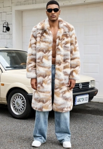 Vue street style d'un long manteau pour homme en fausse fourrure à rayures de tigre