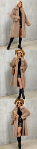 Vue détaillée du manteau long en fausse fourrure pour femme beige avec grand revers