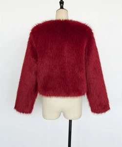 Détail d'une veste courte en fausse fourrure bordeaux avec col rond et manches peluche