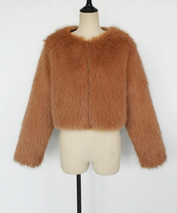 Gros plan détaillé sur la texture en fausse fourrure brune et le col rond de la veste