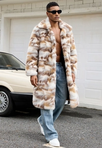 Détail d'un manteau en fausse fourrure multicolore avec texture épaisse et motif camouflage