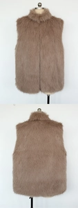 Vue avant et arrière d'un gilet long en fausse fourrure beige foncé avec col montant