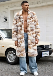 Détail d'un manteau long pour homme en fausse fourrure à motif tigre et grand revers