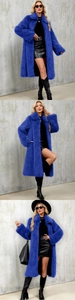 Vue en trois parties d'un long manteau en fausse fourrure bleu Klein pour l'hiver