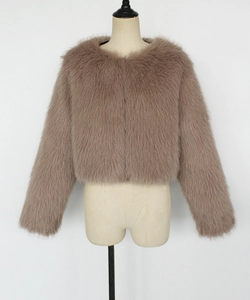 Vue détaillée de la texture pelucheuse épaisse et du col rond de cette veste en fausse fourrure