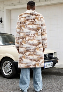 Vue de dos d'un long manteau en fausse fourrure à motif camouflage marron en extérieur