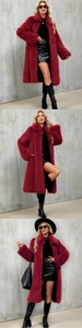 Détail d'un manteau long en fausse fourrure rouge foncé avec texture pelucheuse épaisse