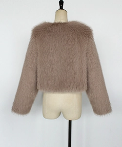 Détail d'un manteau court en fausse fourrure pour femme en rose poudré pelucheux