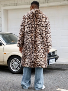 Photo de rue d'un long manteau en fausse fourrure léopard avec un décor de voiture vintage