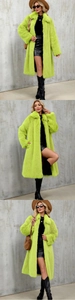 Montage en trois vues d'un manteau long en fausse fourrure vert néon avec revers surdimensionnés